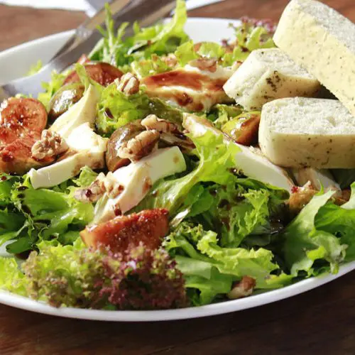 Photo of salad with figs from Triv.rao from Wikimedia Commons