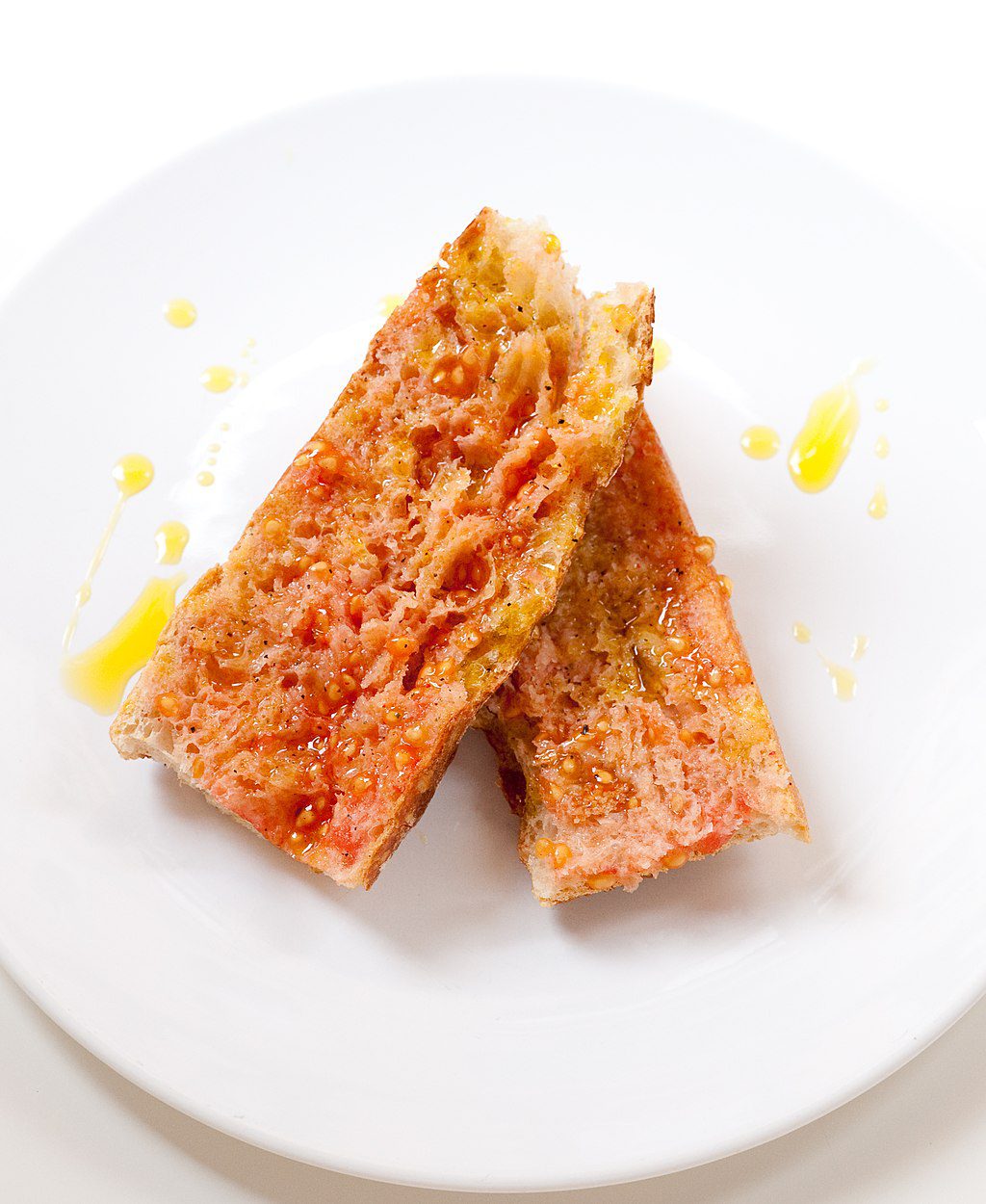 Photo of pan con tomate from jules from Wikimedia Commons