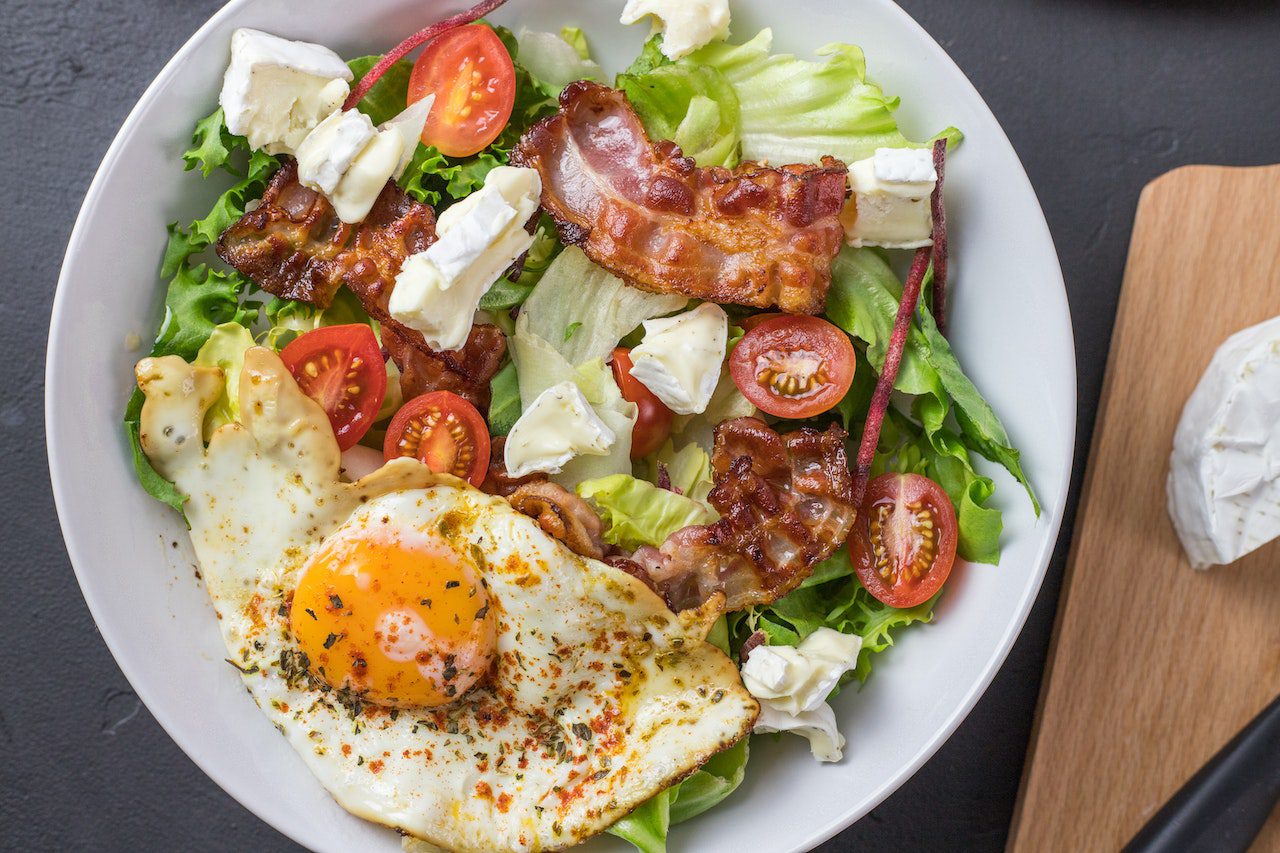 Photo of salad with eggs and bacon from Mateusz Feliksik from Pexels